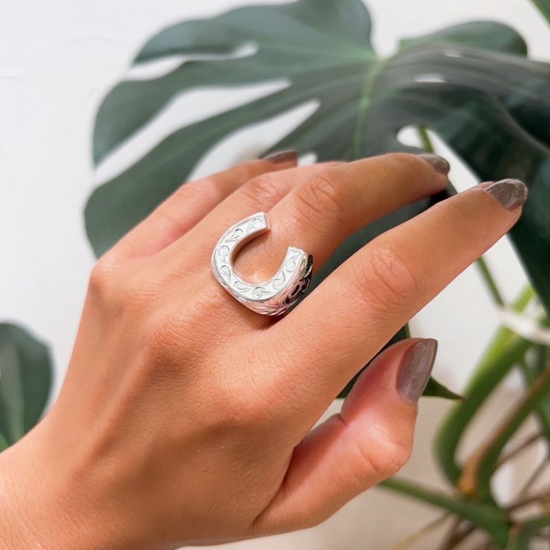 Joyería hawaiana / Plata 925 / Anillo con herradura en relieve
