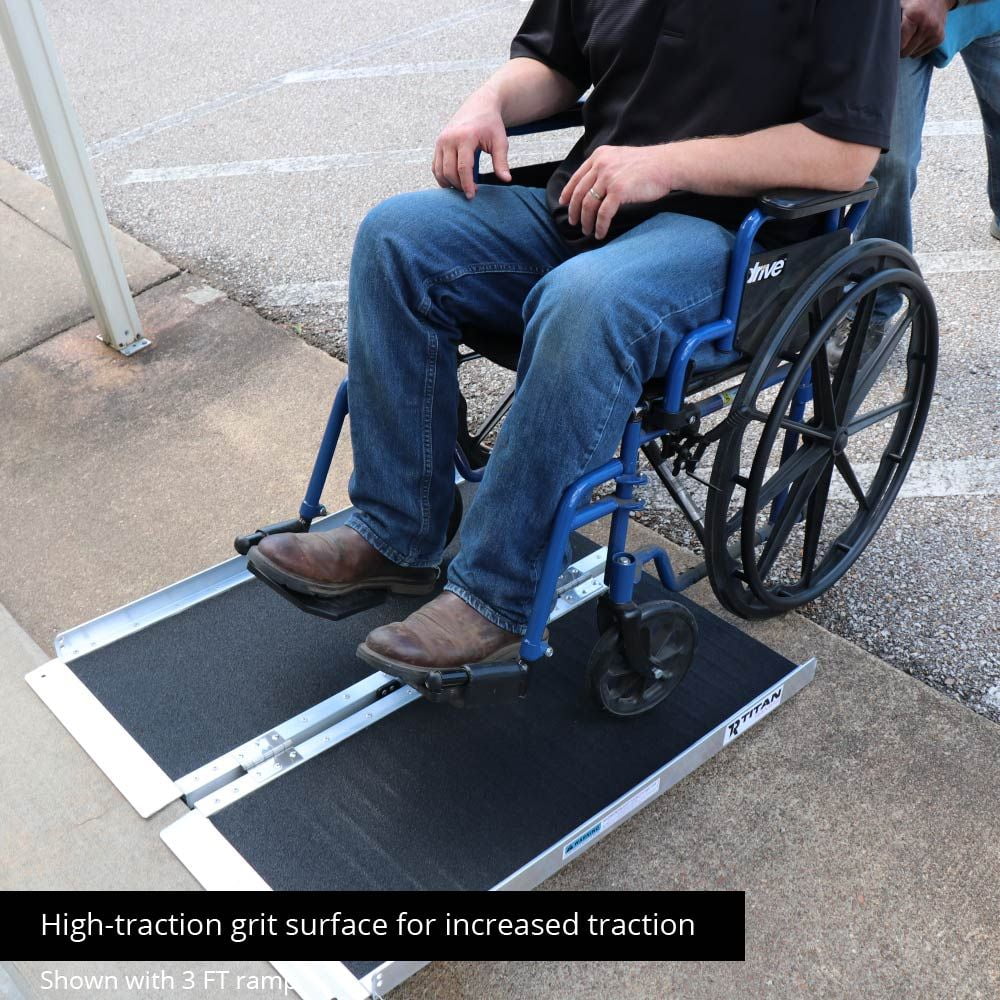 2025 Titan Ramps rampa plegable simple para silla de ruedas, 4 pies – capacidad de carga de 500 lb.