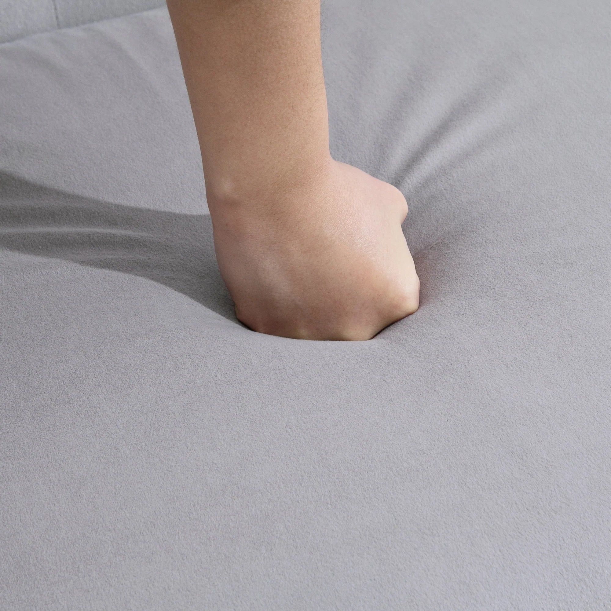 Sofá loveseat vintage, sillón capitoné con patas talladas y marco de madera, gris