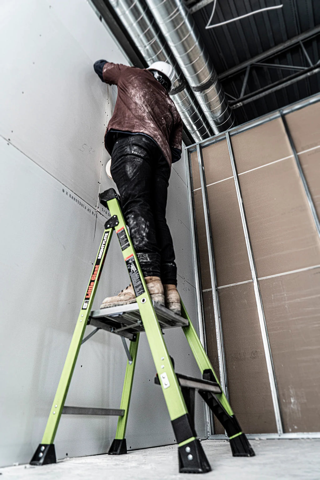 2025 Escalera de Tijera MightyLite™ Ultrafuncional de Fibra de Vidrio, Ligera y Segura