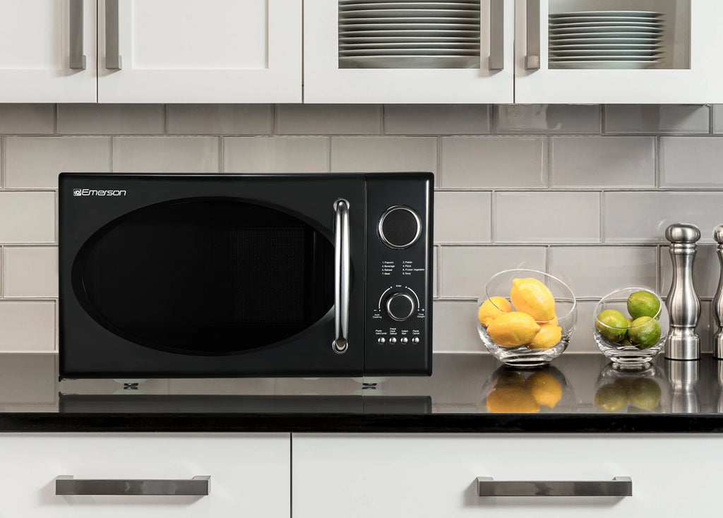 2025 Microondas retro negro Emerson 0,9 pies³ 800 W con función grill, modelo MWRG0901BK.