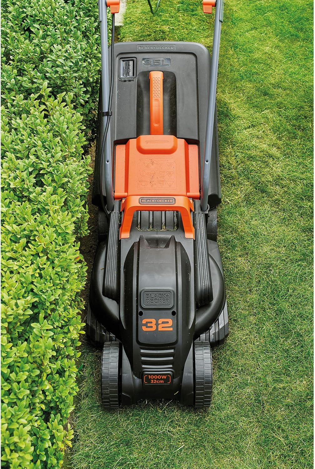 BLACK+DECKER Cortacésped eléctrico 1000W, ancho de corte 32 cm, ajuste de altura de 20-60mm, depósito de 35L, incluye desbrozadora 250W, sistema E-Drive, para jardines hasta 250m², BEMW351GL2
