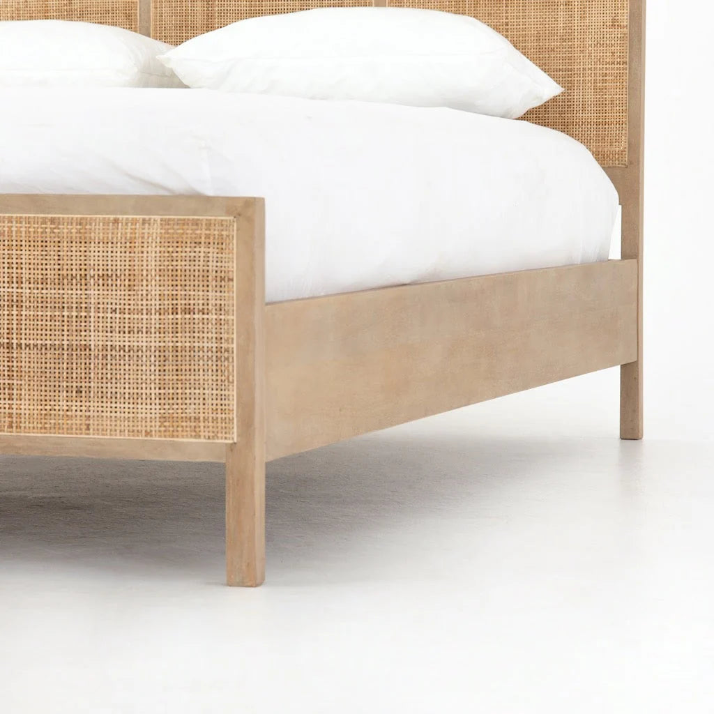 Cama Sydney de Madera de Mango Natural y Ratán Tejido – Elegancia Natural y Textura Auténtica