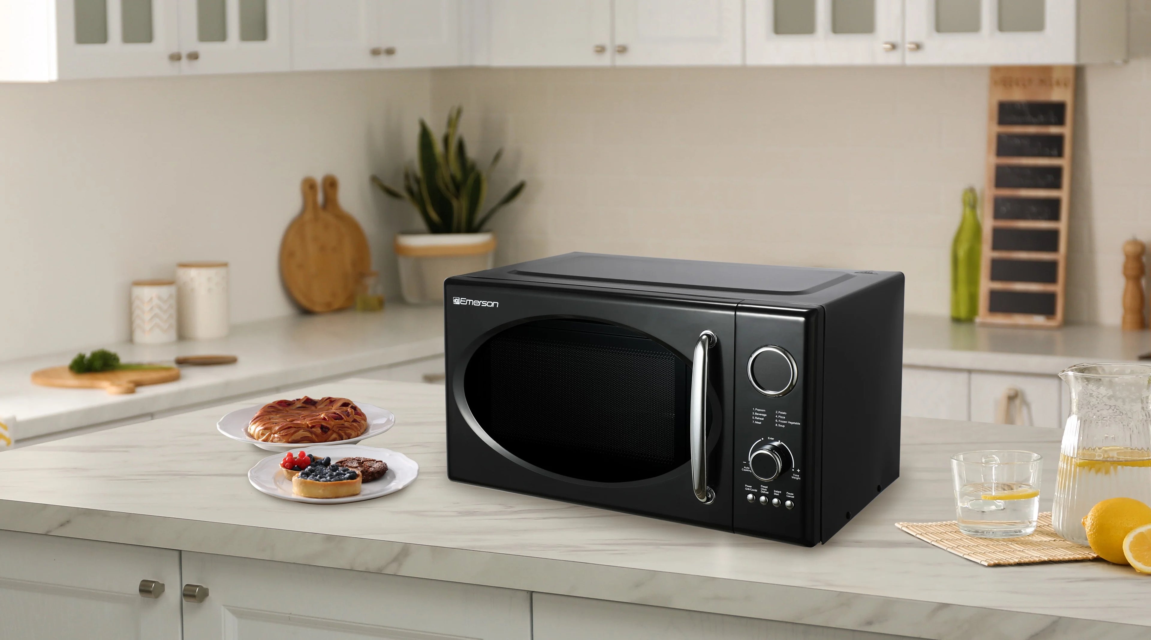 2025 Microondas retro negro Emerson 0,9 pies³ 800 W con función grill, modelo MWRG0901BK.