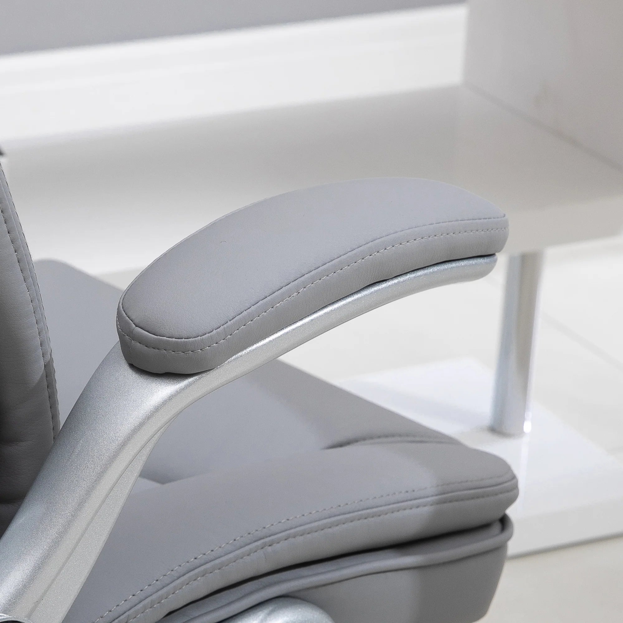 2025 Silla de Oficina de Cuero PU con Reposabrazos Abatibles, Altura Ajustable y Ruedas Giratorias, Gris