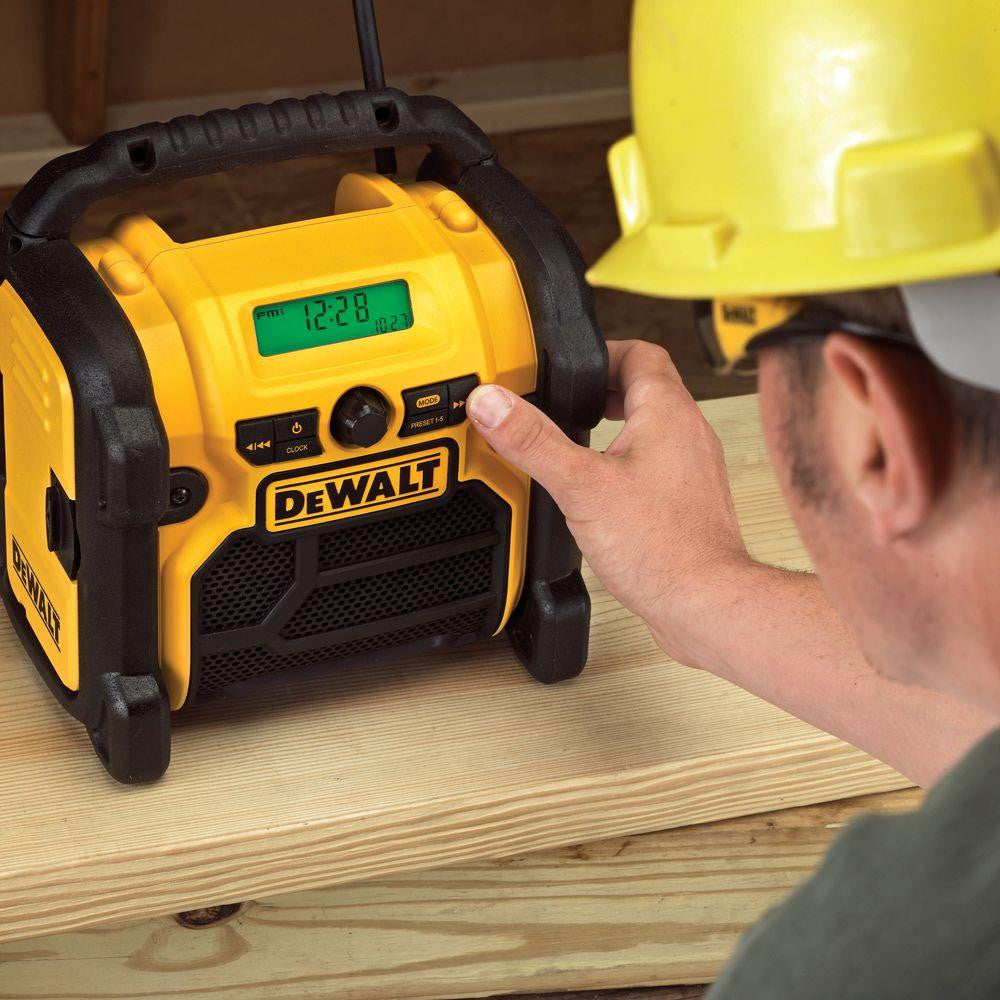 2025 Radio de obra compacta DEWALT 20-Volt MAX con cable / inalámbrica