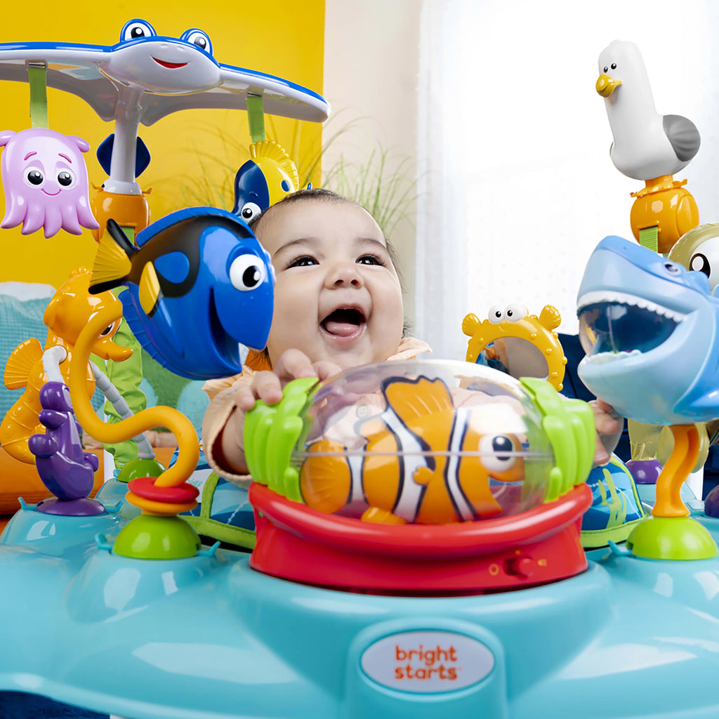 2025 Disney Baby Finding Nemo Centro de actividades ajustable para bebé con balancín de Bright Starts