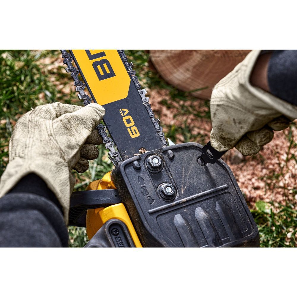 Motosierra inalámbrica DEWALT 60V MAX, barra de 18", motor sin escobillas, batería incluida