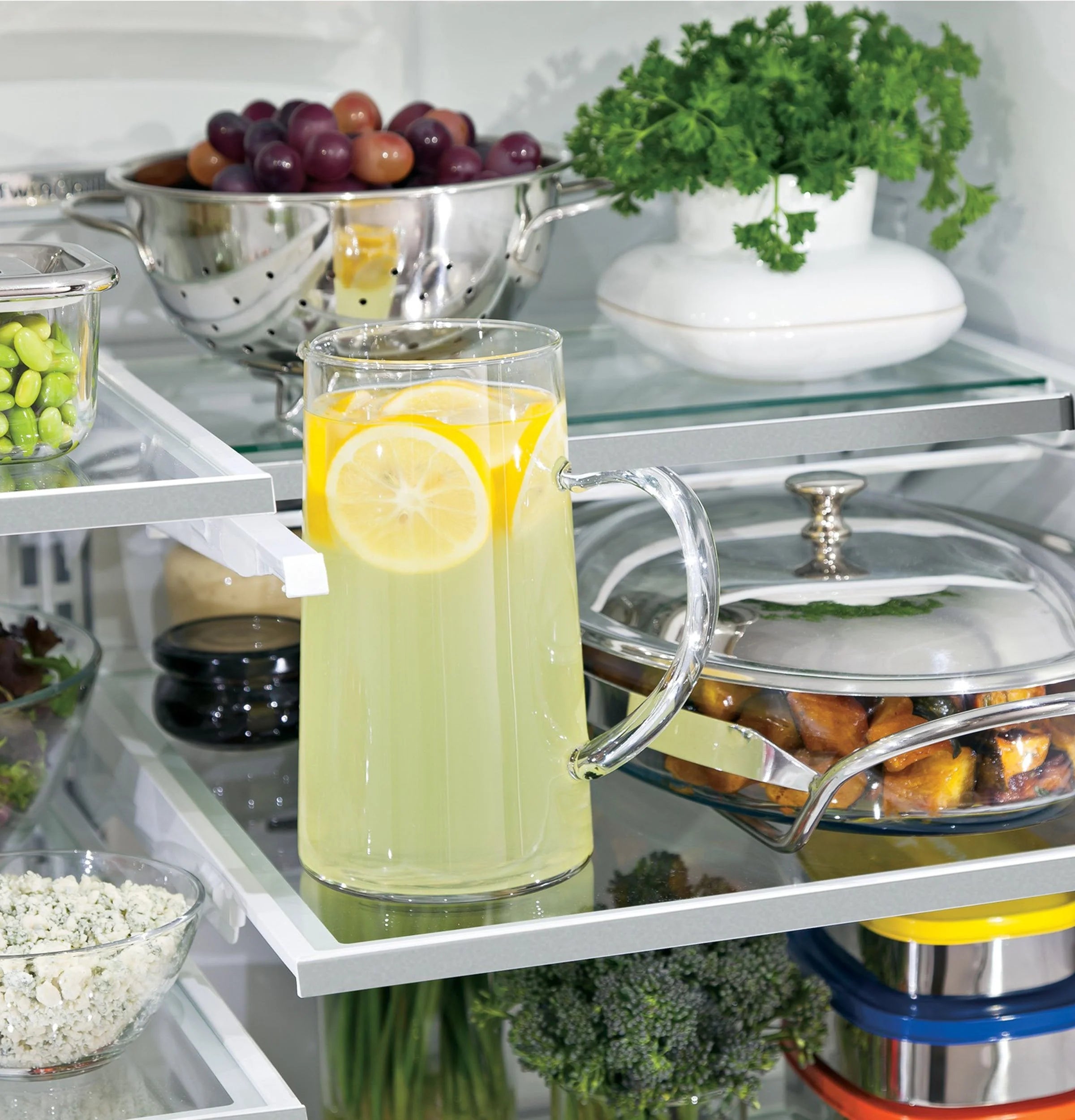 2025 Refrigerador French Door GE Profile™ Series ENERGY STAR® de 27.7 pies cúbicos, resistente a huellas dactilares, con llenado automático manos libres