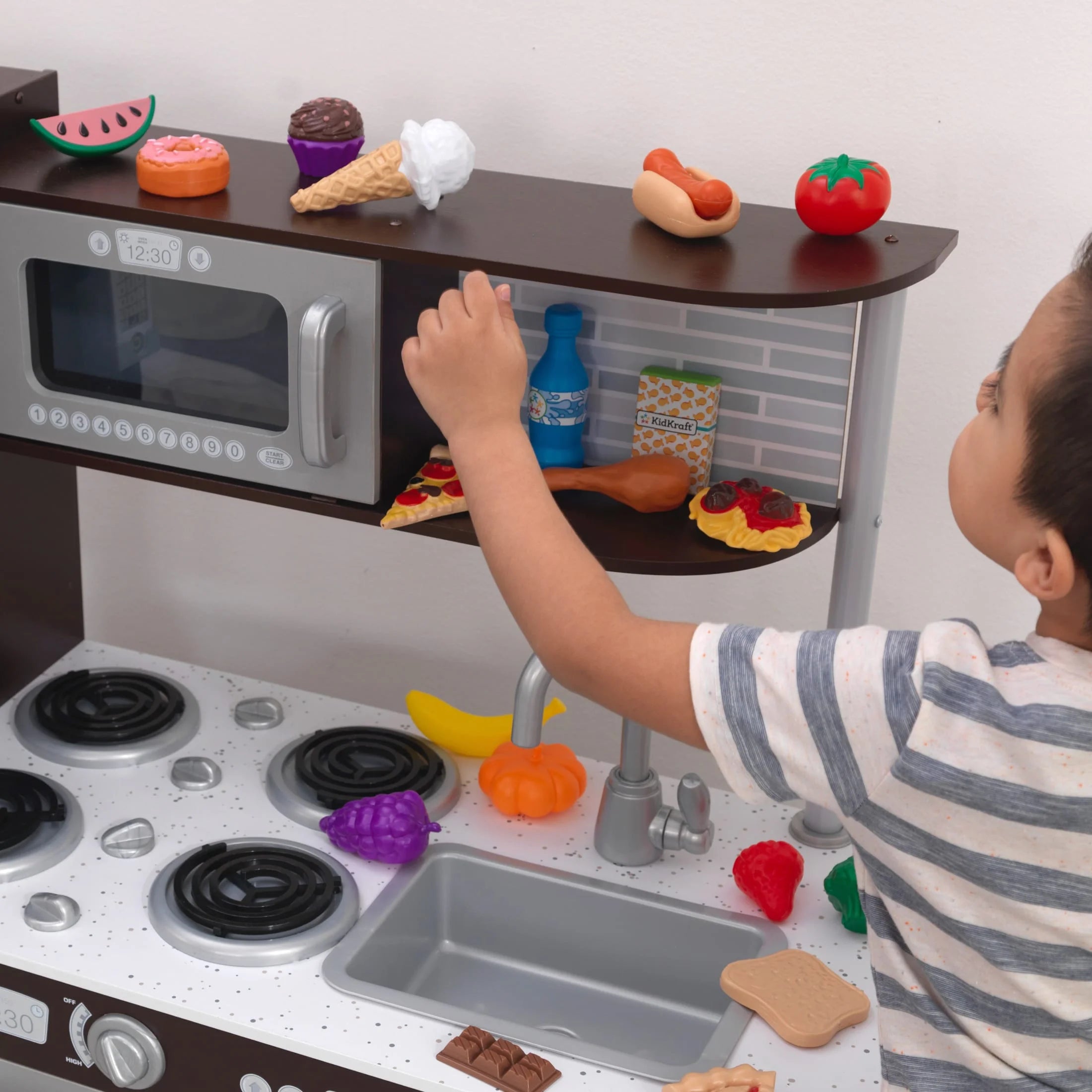 2025 Cocina de madera KidKraft Uptown Espresso con 30 accesorios de alimentos lúdicos