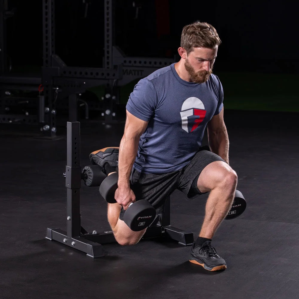 Rodillo para sentadillas en una pierna Titan Fitness, dispositivo de entrenamiento autónomo especialmente diseñado para la parte inferior del cuerpo y las sentadillas búlgaras.