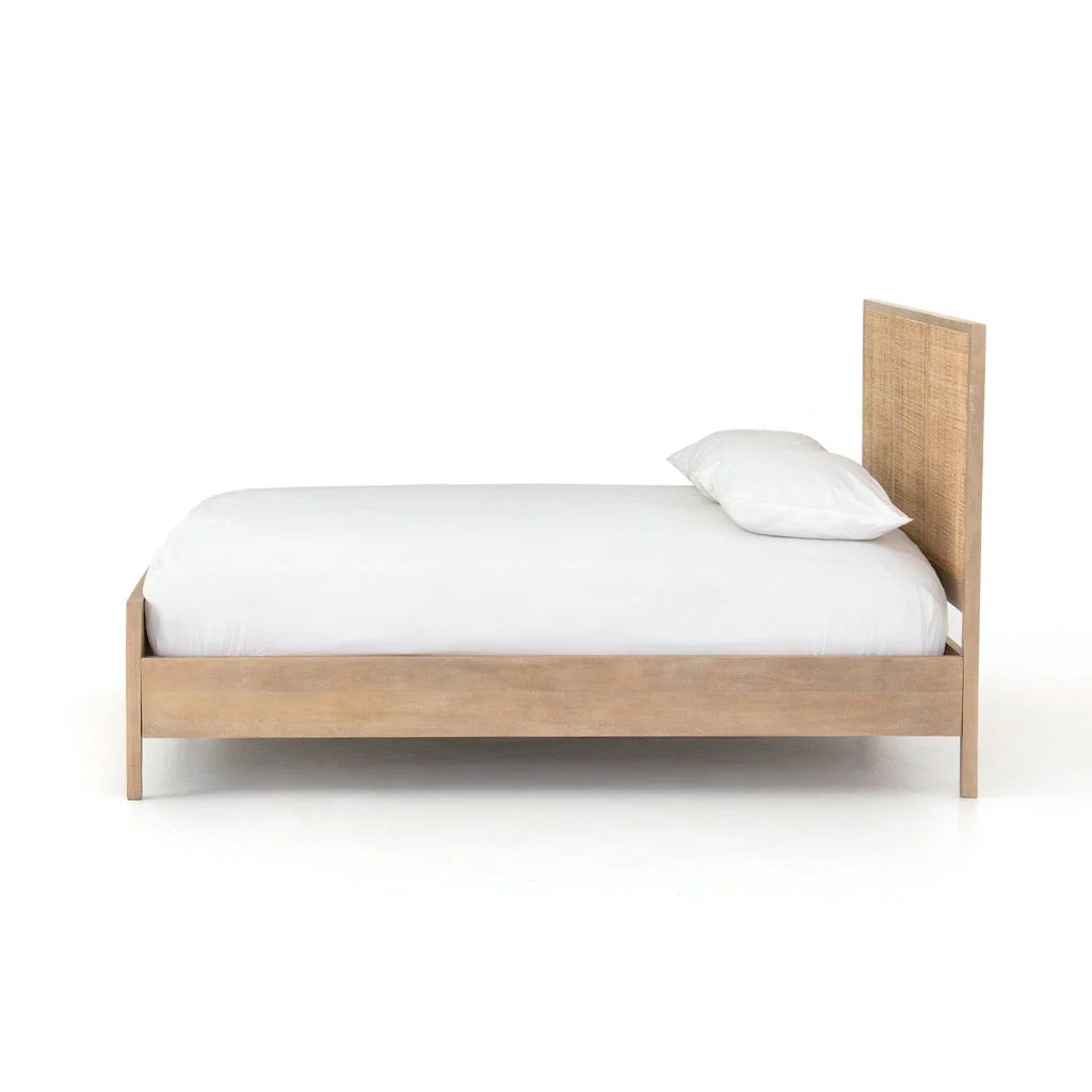 Cama Sydney de Madera de Mango Natural y Ratán Tejido – Elegancia Natural y Textura Auténtica