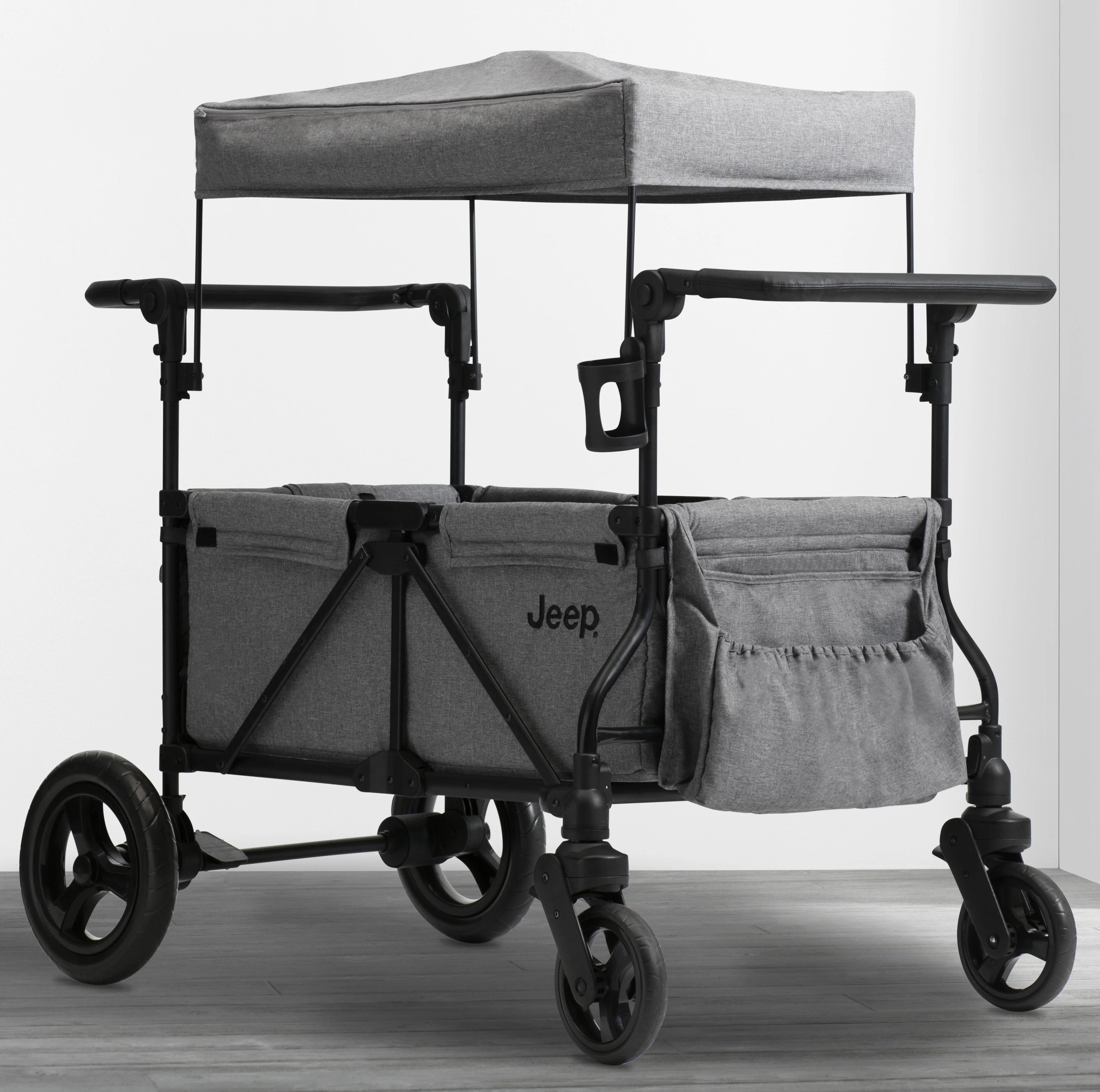 2025 Jeep Wrangler Stroller Wagon de Delta Children – 3 Modos: Portabebés, Cochecito y Carrito, Suspensión, Capota UV, Compatible con Sillas de Auto, Almacenamiento Múltiple, Manillares Ajustables