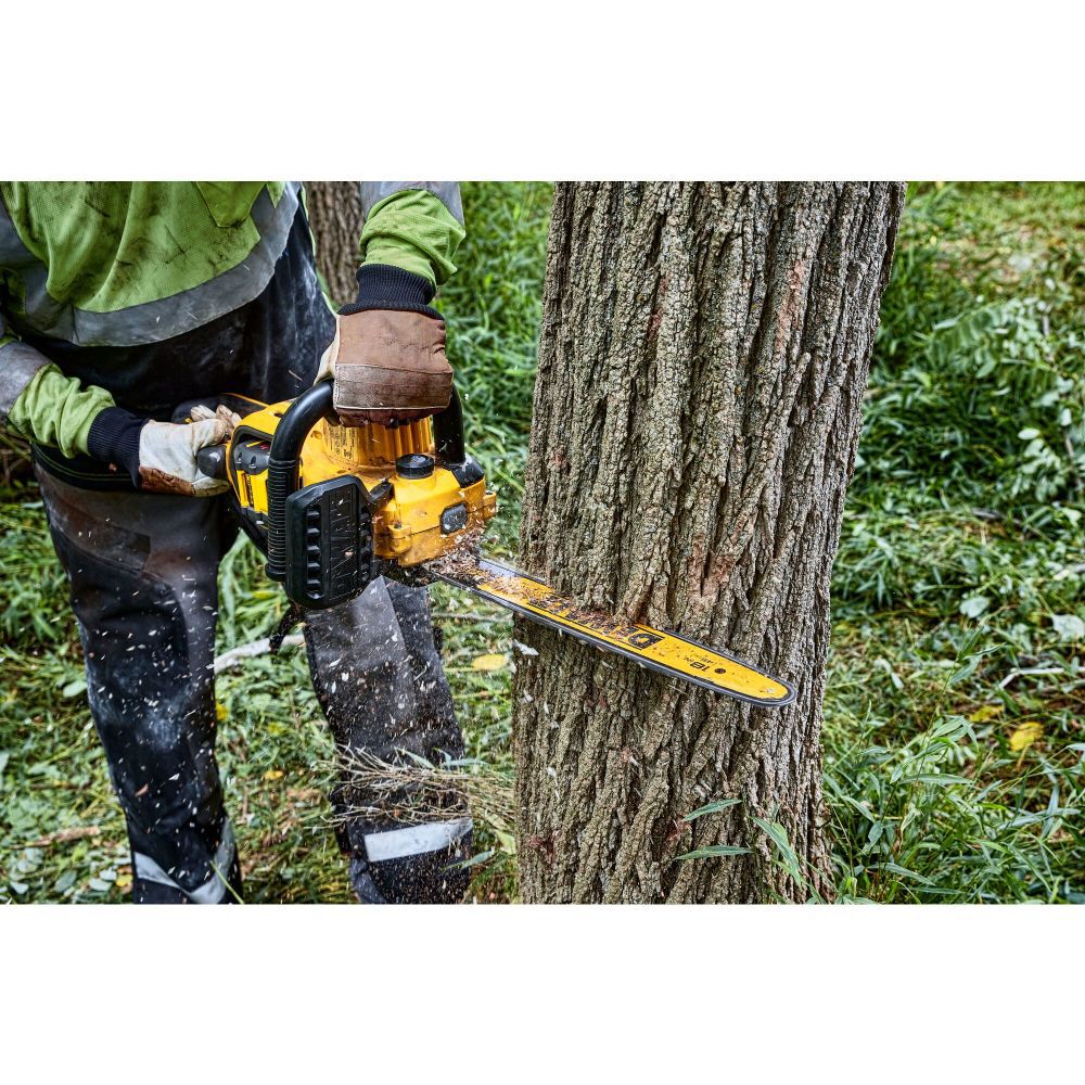 Motosierra inalámbrica DEWALT 60V MAX, barra de 18", motor sin escobillas, batería incluida