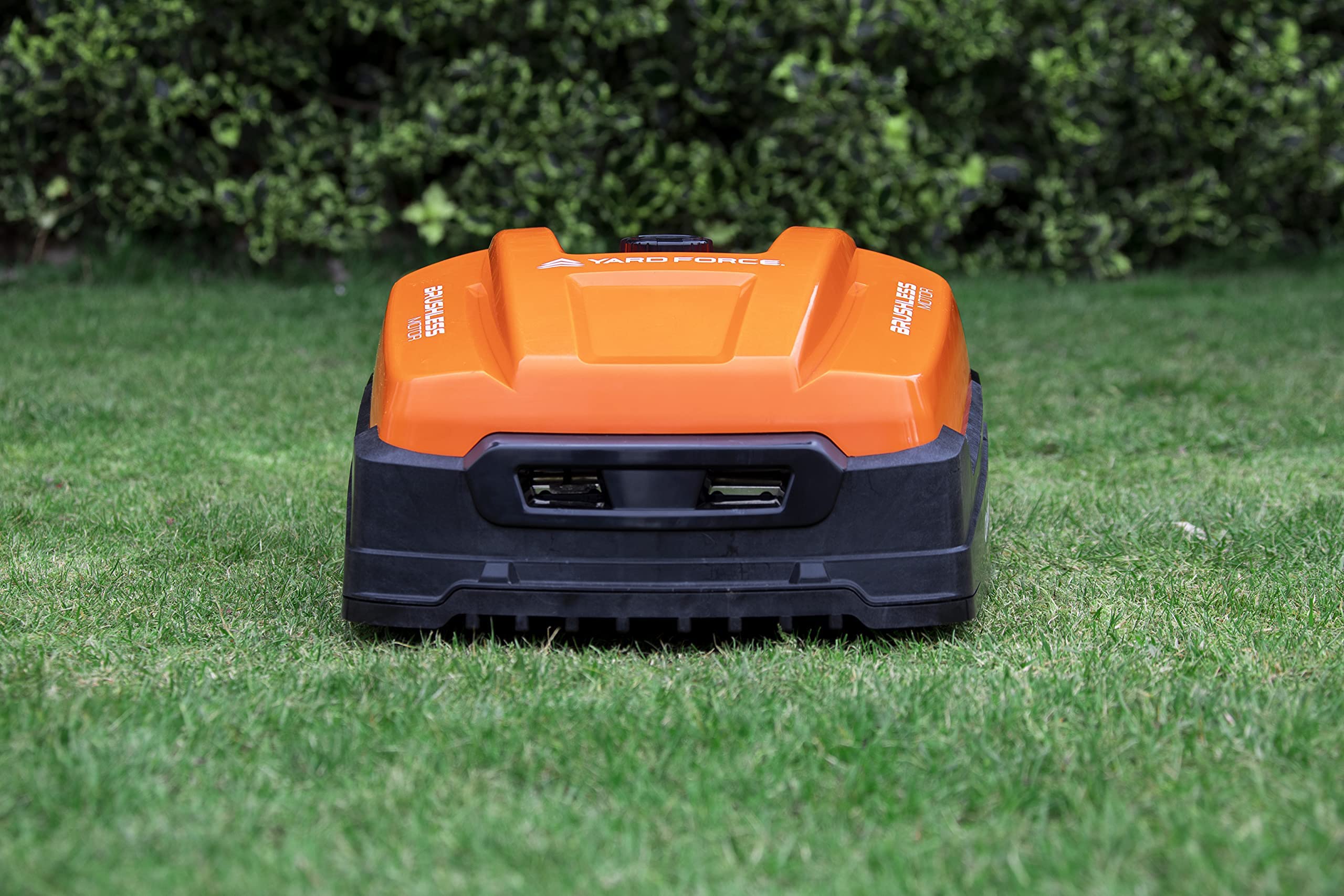 2025 Robot cortacésped Yard Force SA900ECO – Hasta 900 m² – Función corte en bordes – Sensor de lluvia – Motor sin escobillas – 28 V – Negro/Naranja