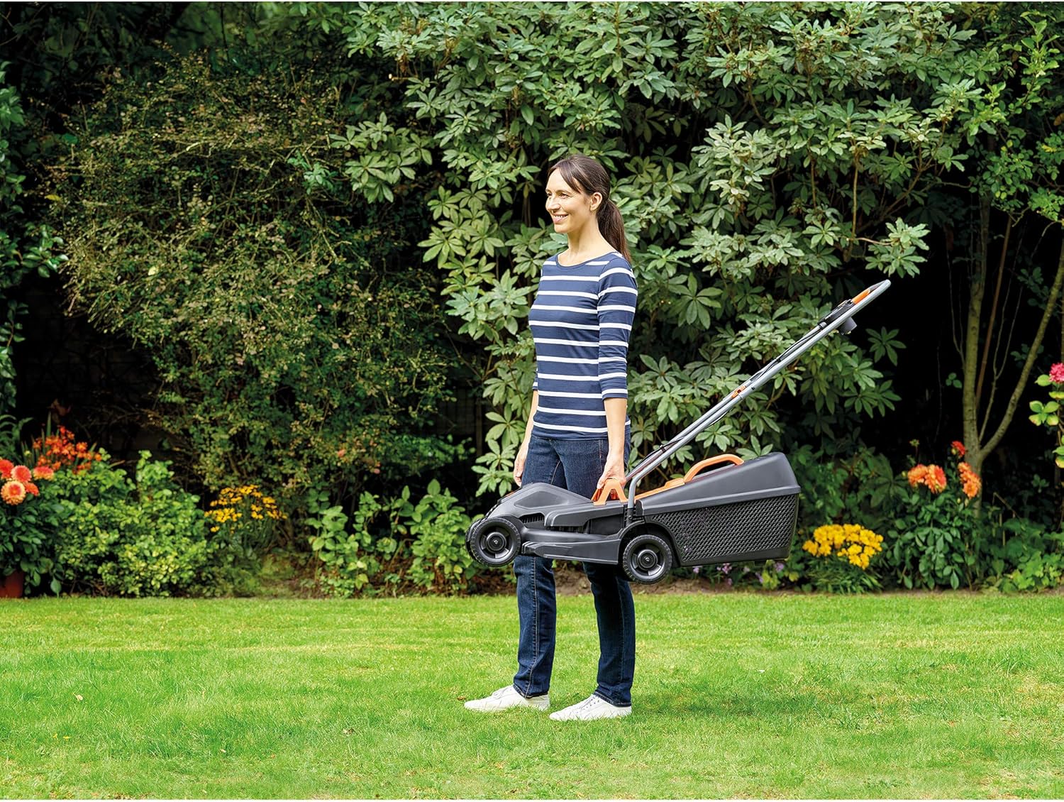 BLACK+DECKER Cortacésped eléctrico 1000W, ancho de corte 32 cm, ajuste de altura de 20-60mm, depósito de 35L, incluye desbrozadora 250W, sistema E-Drive, para jardines hasta 250m², BEMW351GL2