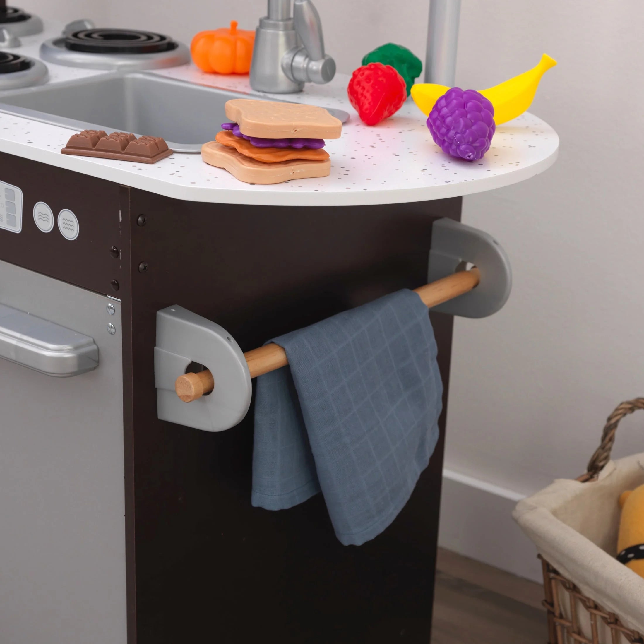 2025 Cocina de madera KidKraft Uptown Espresso con 30 accesorios de alimentos lúdicos