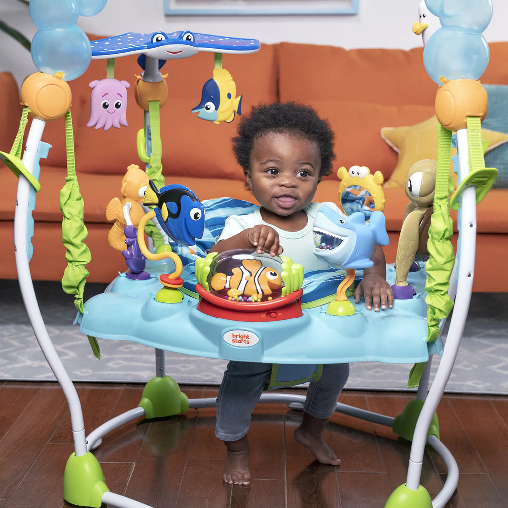 2025 Disney Baby Finding Nemo Centro de actividades ajustable para bebé con balancín de Bright Starts