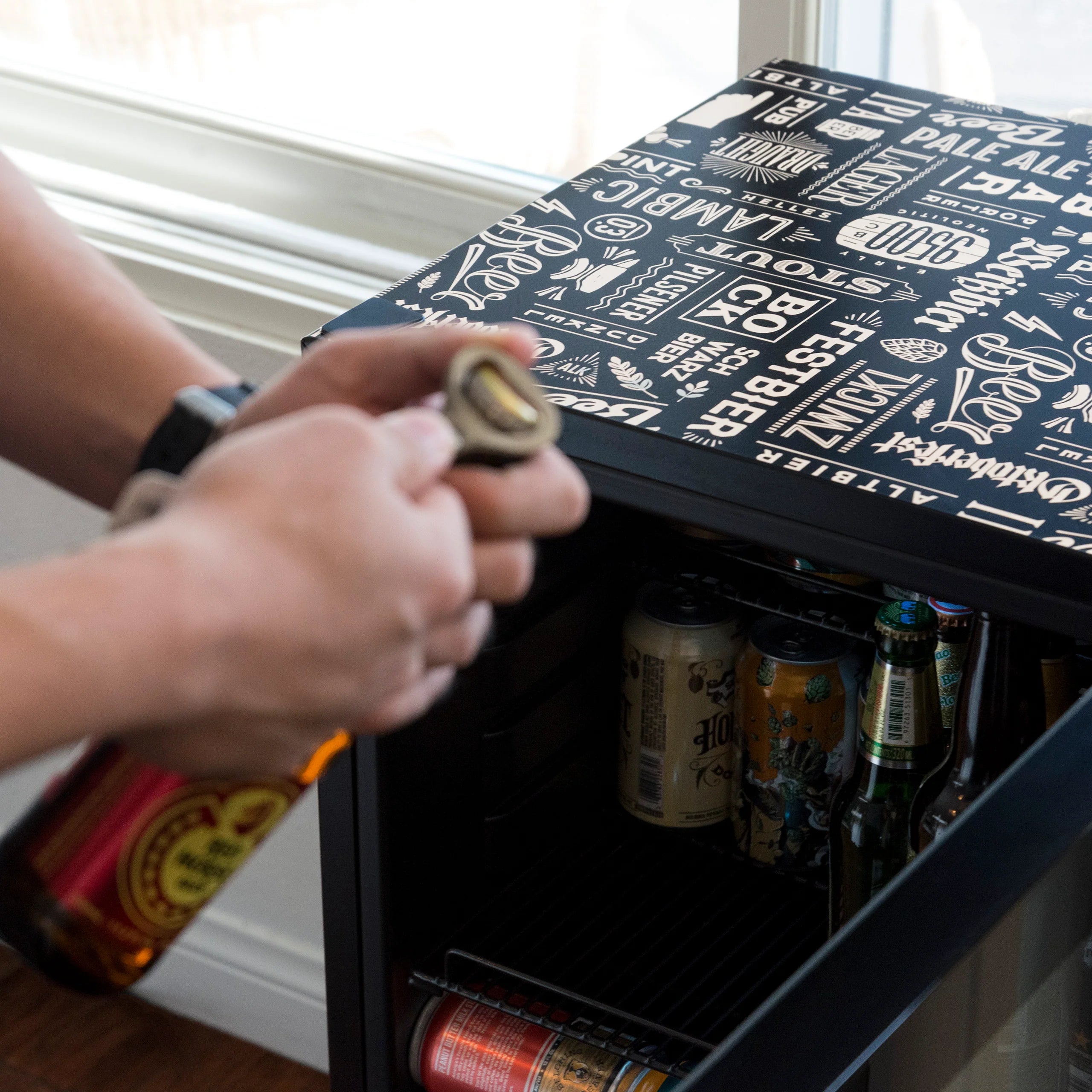 2025 Newair® Refrigerador de Bebidas Independiente "Cervezas del Mundo" – 126 Latas – 18,5"