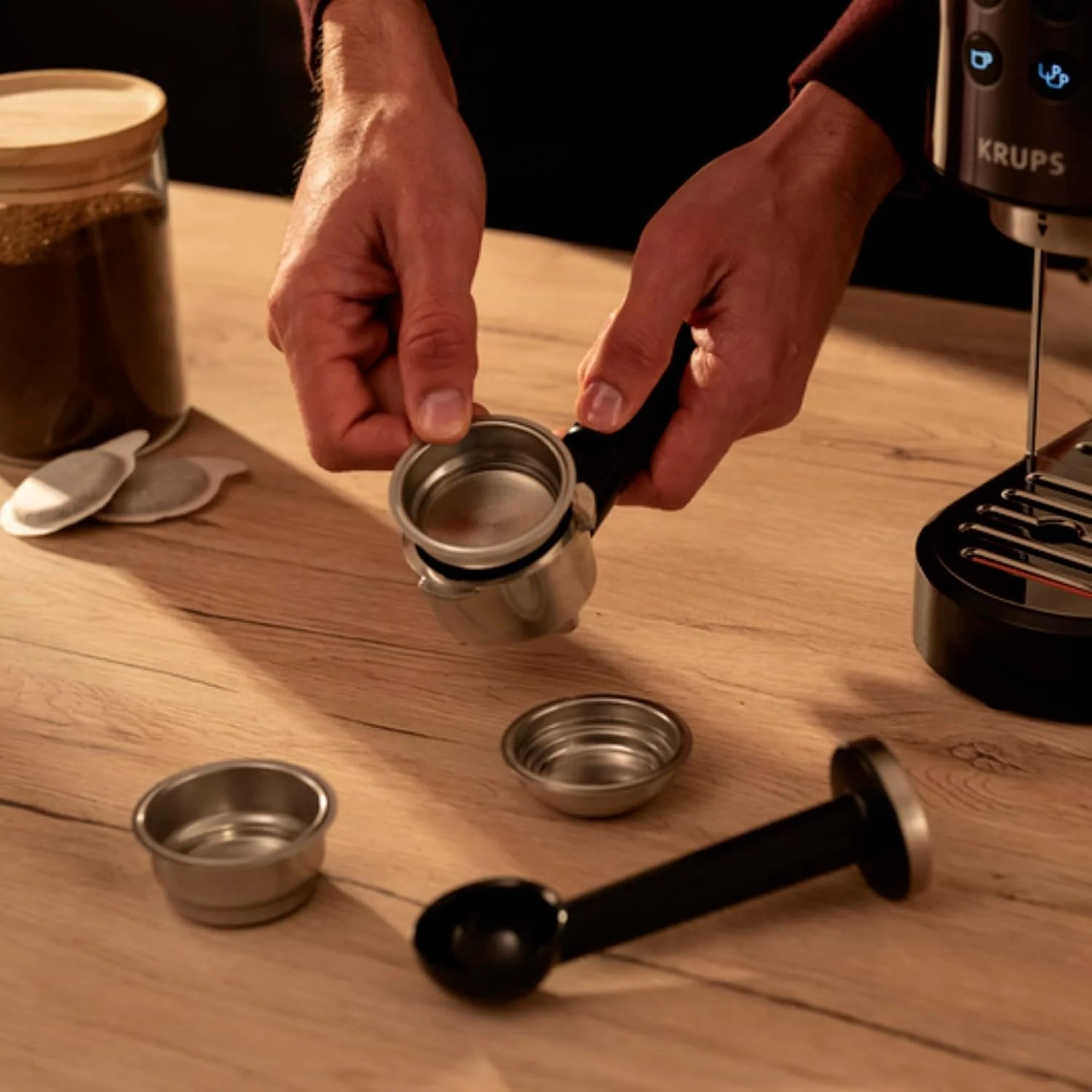 Krups Virtuoso Essential - Cafetera espresso 15 bar, acero inox negro, diseño compacto y elegante, parada automática, espresso y cappuccino, Thermoblock, boquilla de vapor, incluye cuchara, XP4418
