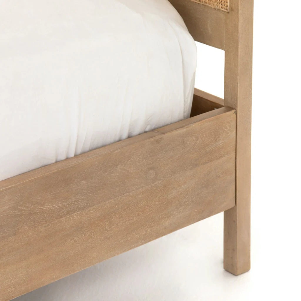 Cama Sydney de Madera de Mango Natural y Ratán Tejido – Elegancia Natural y Textura Auténtica