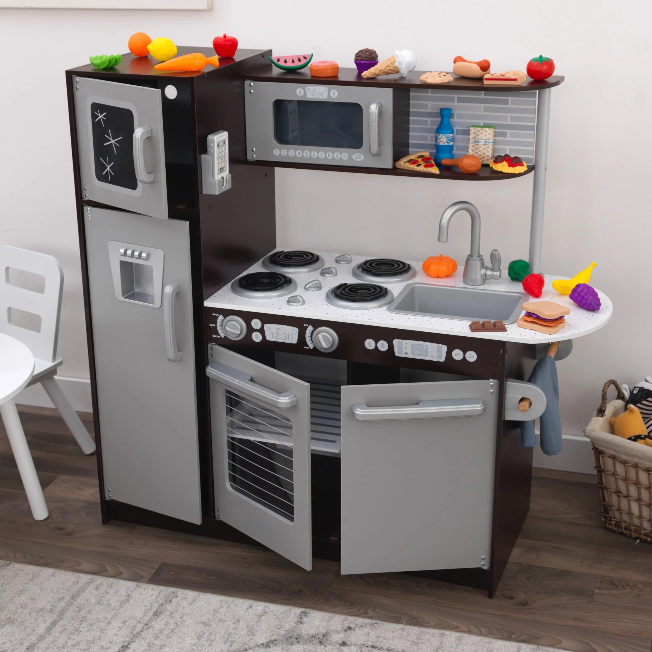 2025 Cocina de madera KidKraft Uptown Espresso con 30 accesorios de alimentos lúdicos