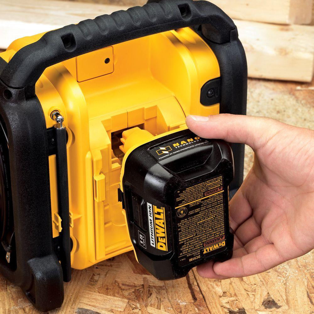 2025 Radio de obra compacta DEWALT 20-Volt MAX con cable / inalámbrica