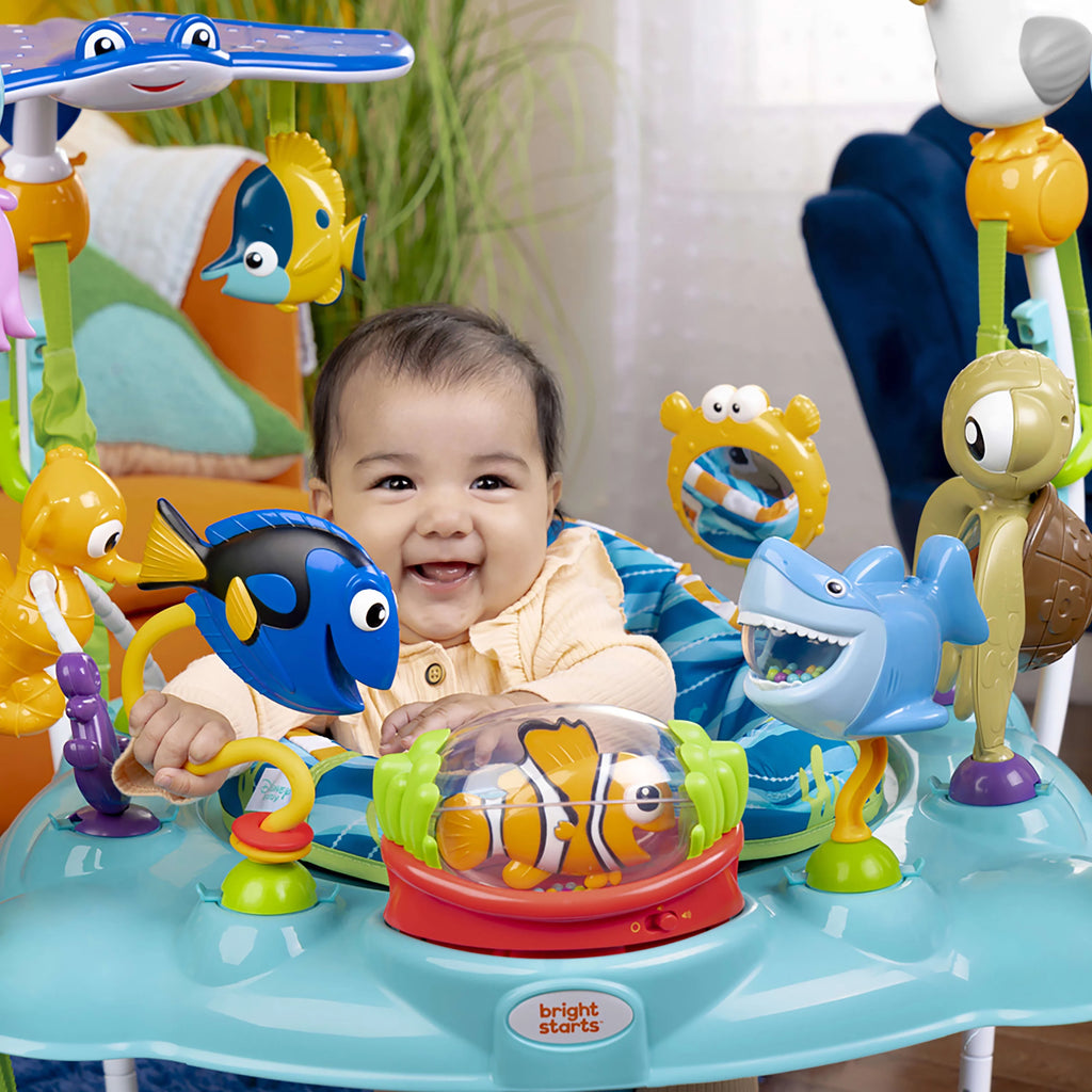 2025 Disney Baby Finding Nemo Centro de actividades ajustable para bebé con balancín de Bright Starts