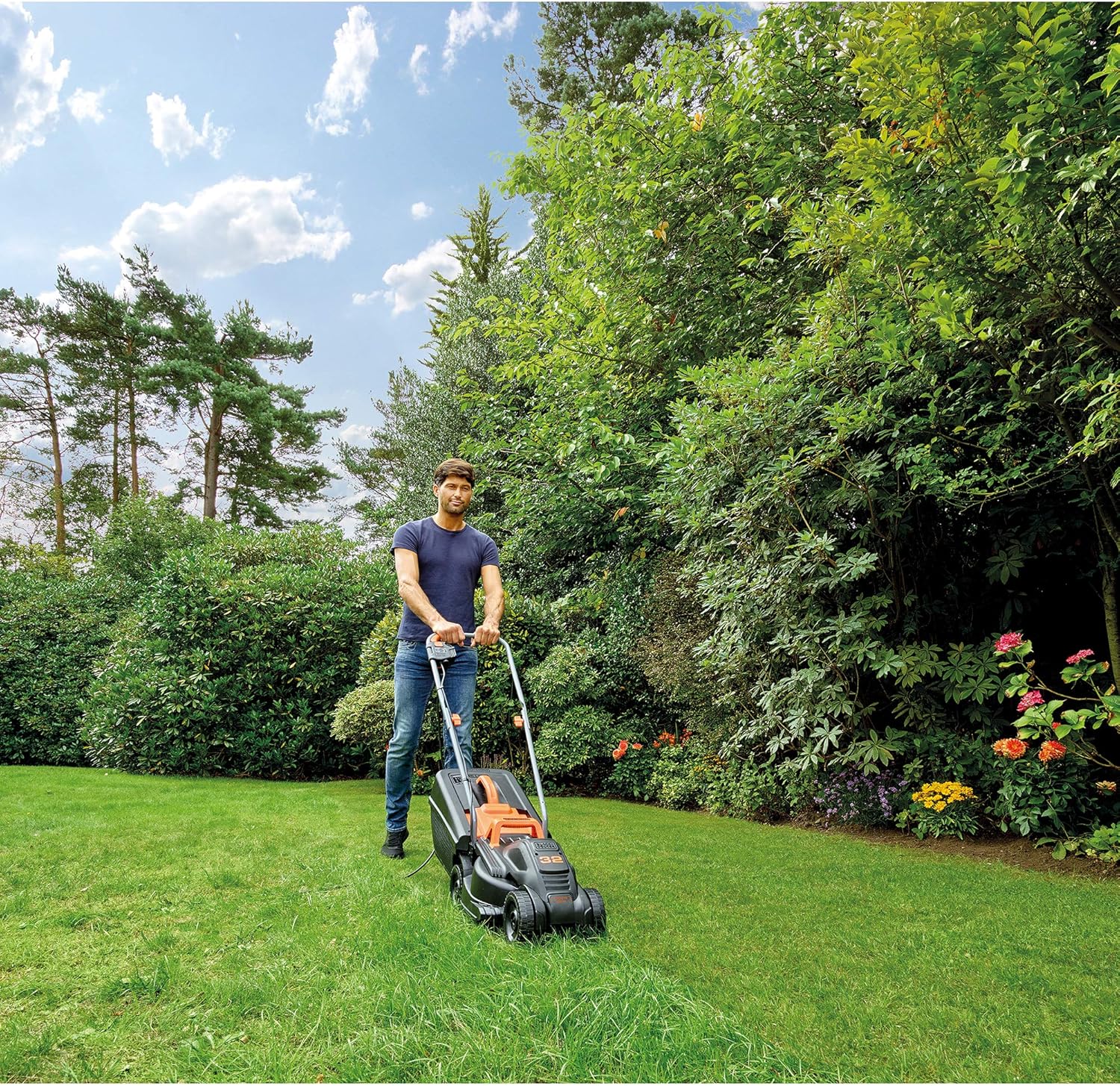BLACK+DECKER Cortacésped eléctrico 1000W, ancho de corte 32 cm, ajuste de altura de 20-60mm, depósito de 35L, incluye desbrozadora 250W, sistema E-Drive, para jardines hasta 250m², BEMW351GL2