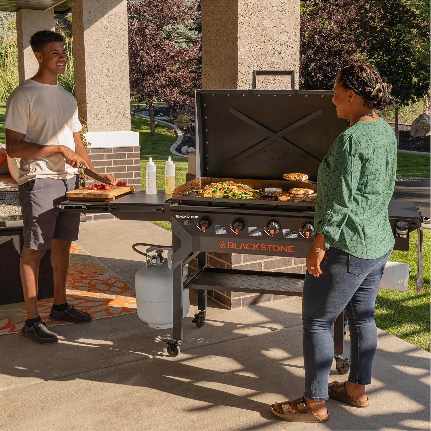2025 Blackstone 2310 Griddle Omnivore de 36" Forjada en Hierro – Acero Recubierto con Polvo y Tapa Reforzada, Acabado Negro