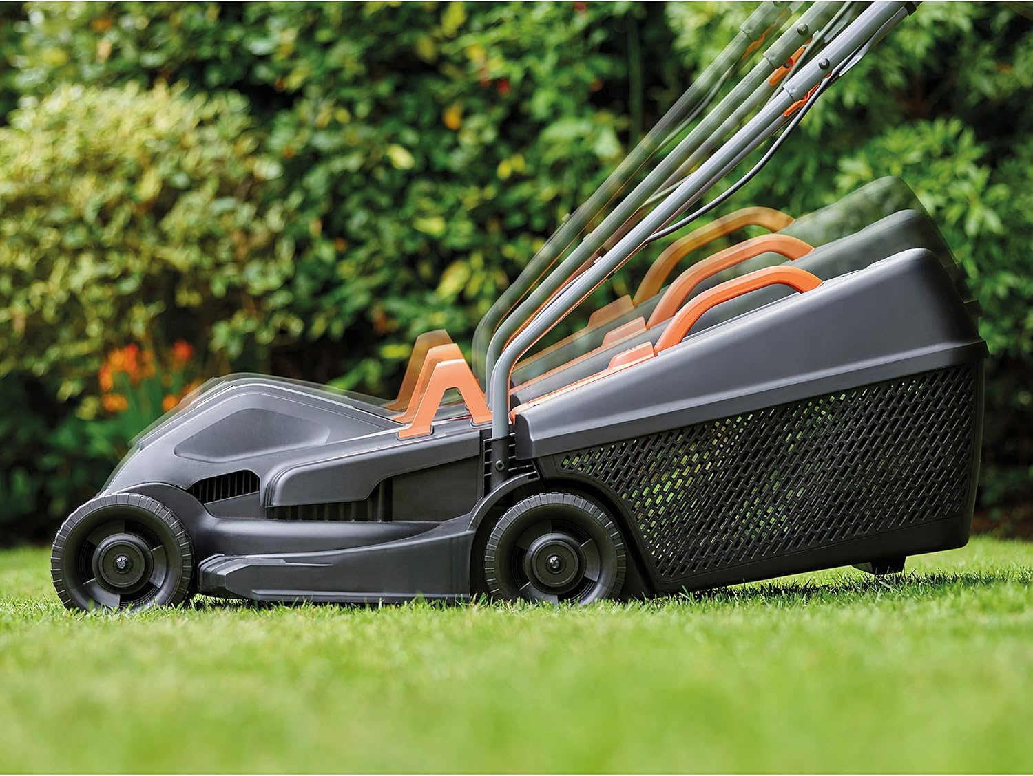 BLACK+DECKER Cortacésped eléctrico 1000W, ancho de corte 32 cm, ajuste de altura de 20-60mm, depósito de 35L, incluye desbrozadora 250W, sistema E-Drive, para jardines hasta 250m², BEMW351GL2