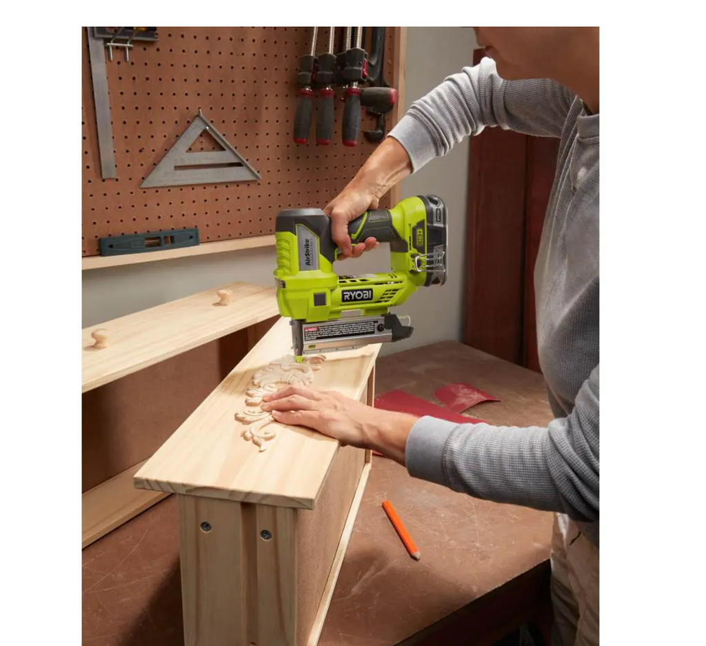 2025 RYOBI P320P318 ONE Kit Combo 2 Herramientas Inalámbricas 18V con Pistola de Clavos Brad de 18 Cal. y Pistola de Clavos Sin Cabeza de 23 Cal. de 1-3/8 Pulg. (Solo Herramientas)